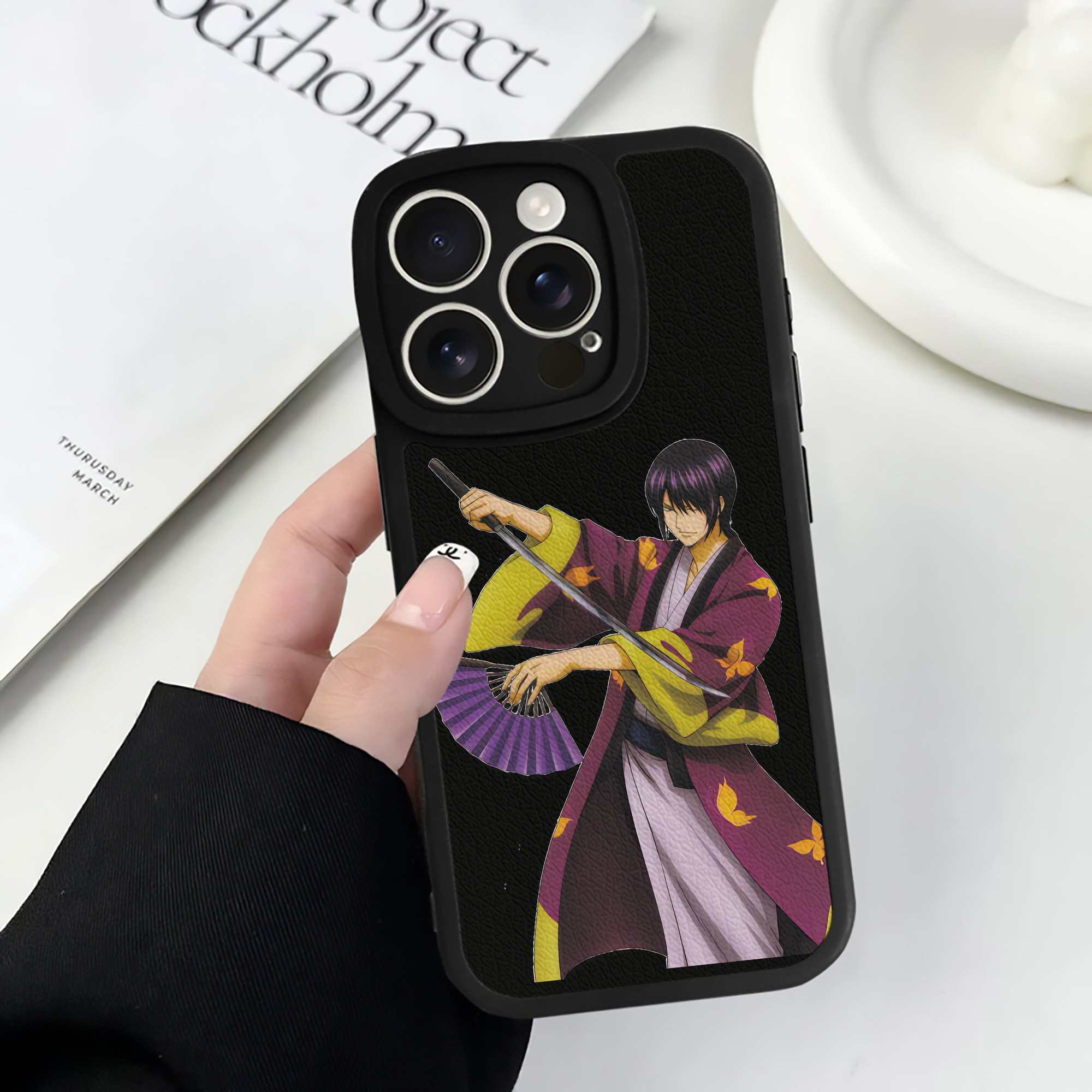 （画像用） ぎんたま 坂田銀時（さかたぎんとき） 神楽 志村新八（しむら しんぱち） GINTAMA Sakata Gintoki Kagura Shimura Shinpachi 【iPhone 16シリーズ対応】シリコンスマホケース（レザー調） 材質：シリコン